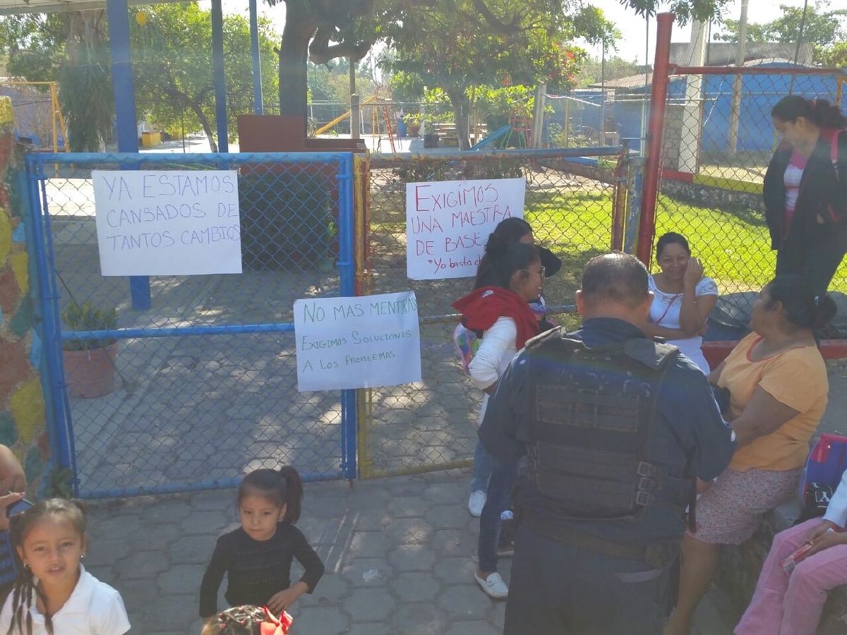 Toman las instalaciones del jardín de niños Tecilli de Jojutla en demanda de una maestra