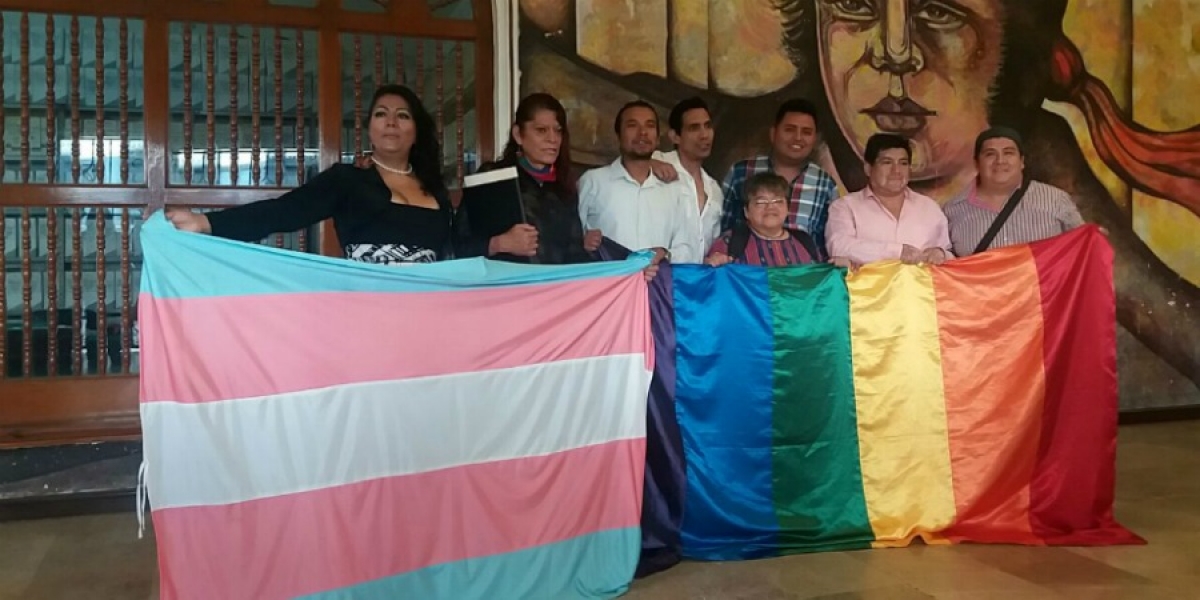 Integrantes de la comunidad LGBT se manifiestan en el Congreso del estado