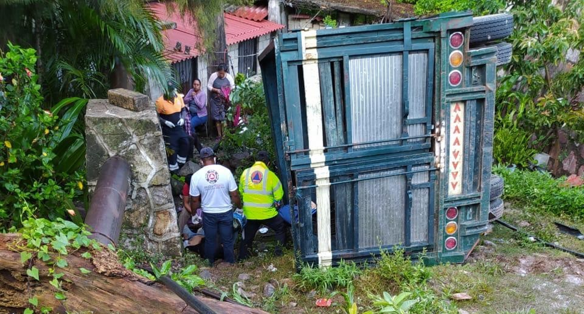 Al menos 22 jornaleros resultaron heridos tras volcadura de camioneta
