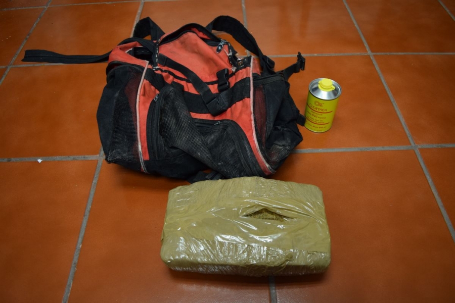 Atrapan a un individuo que tenía un kilo de marihuana