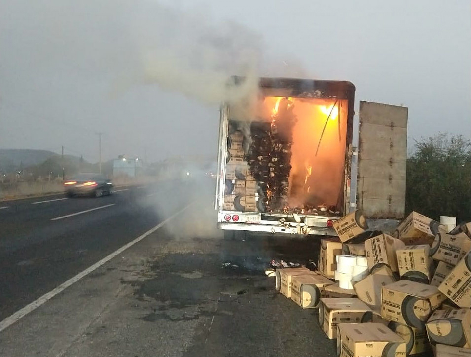 Atiende PF incendio de un tráiler en la carretera Santa Bárbara-Izúcar de Matamoros
