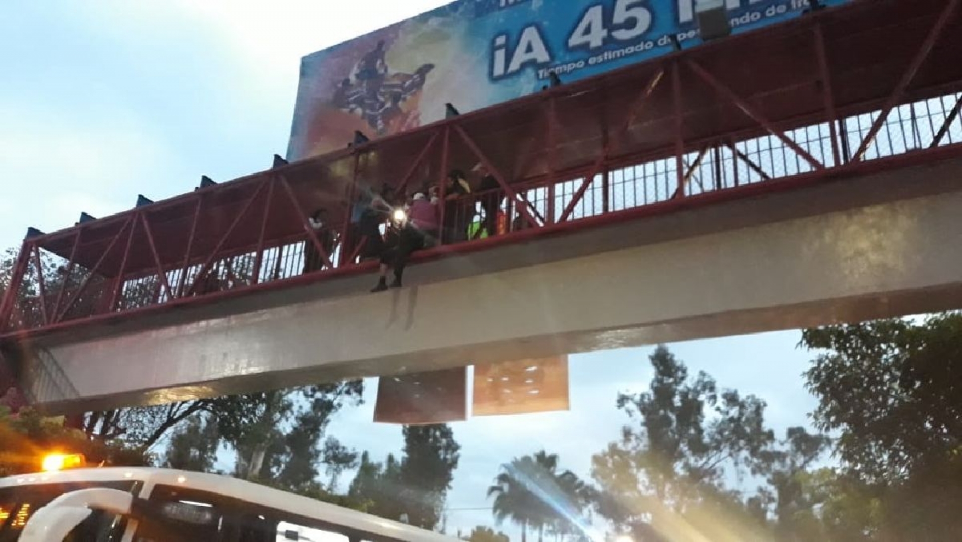 Intentó arrojarse de un puente peatonal