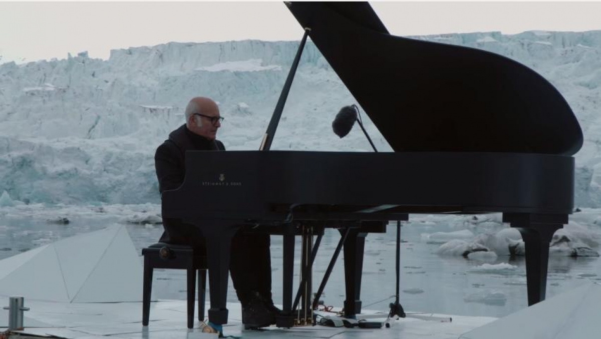 Sobre hielo y con piano, Ludovico Einaudi se une a salvar el Ártico