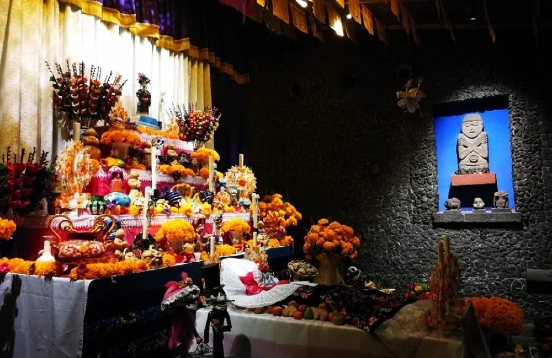 La tradicional ofrenda a los muertos de La Casa Azul