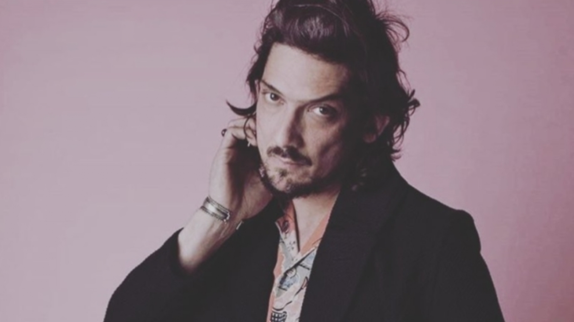 Cuenta oficial de León Larregui desaparece de Twitter tras comentario anti-vacuna