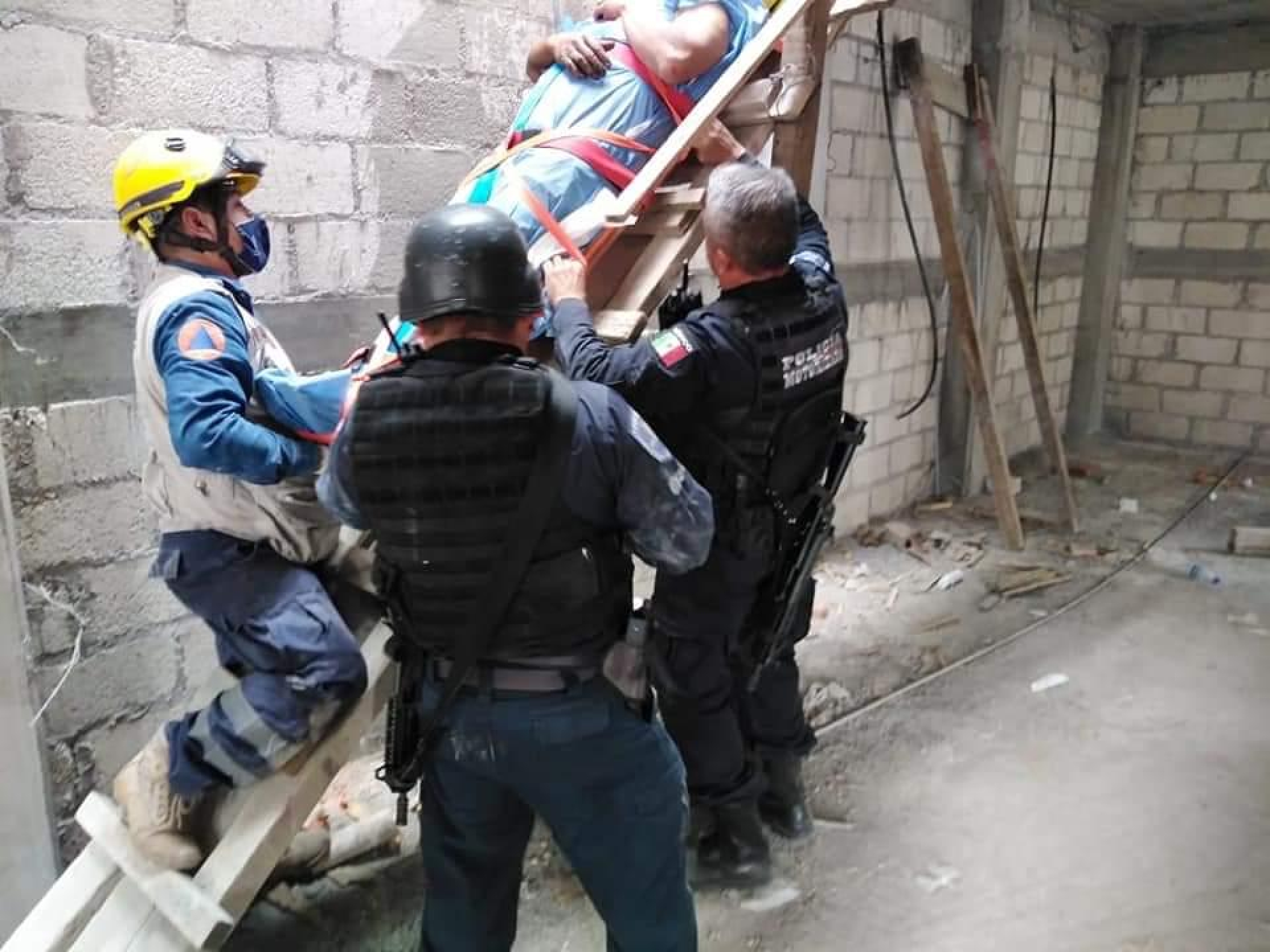 Rescatan con vida a una persona electrocutada, en Bosques de Cuernavaca