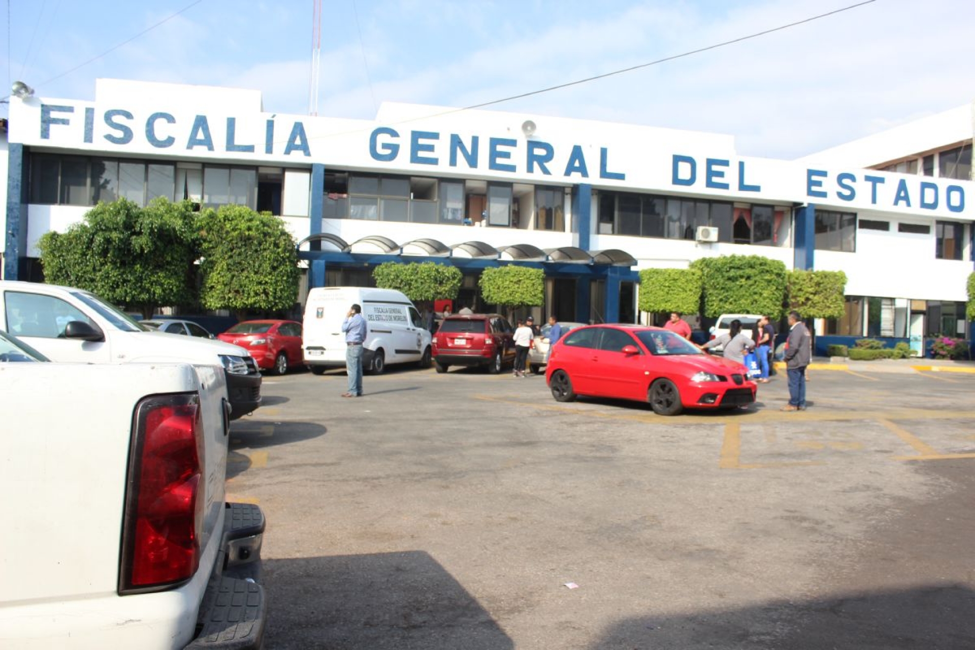 Trabajadores de la FGE mantienen protesta