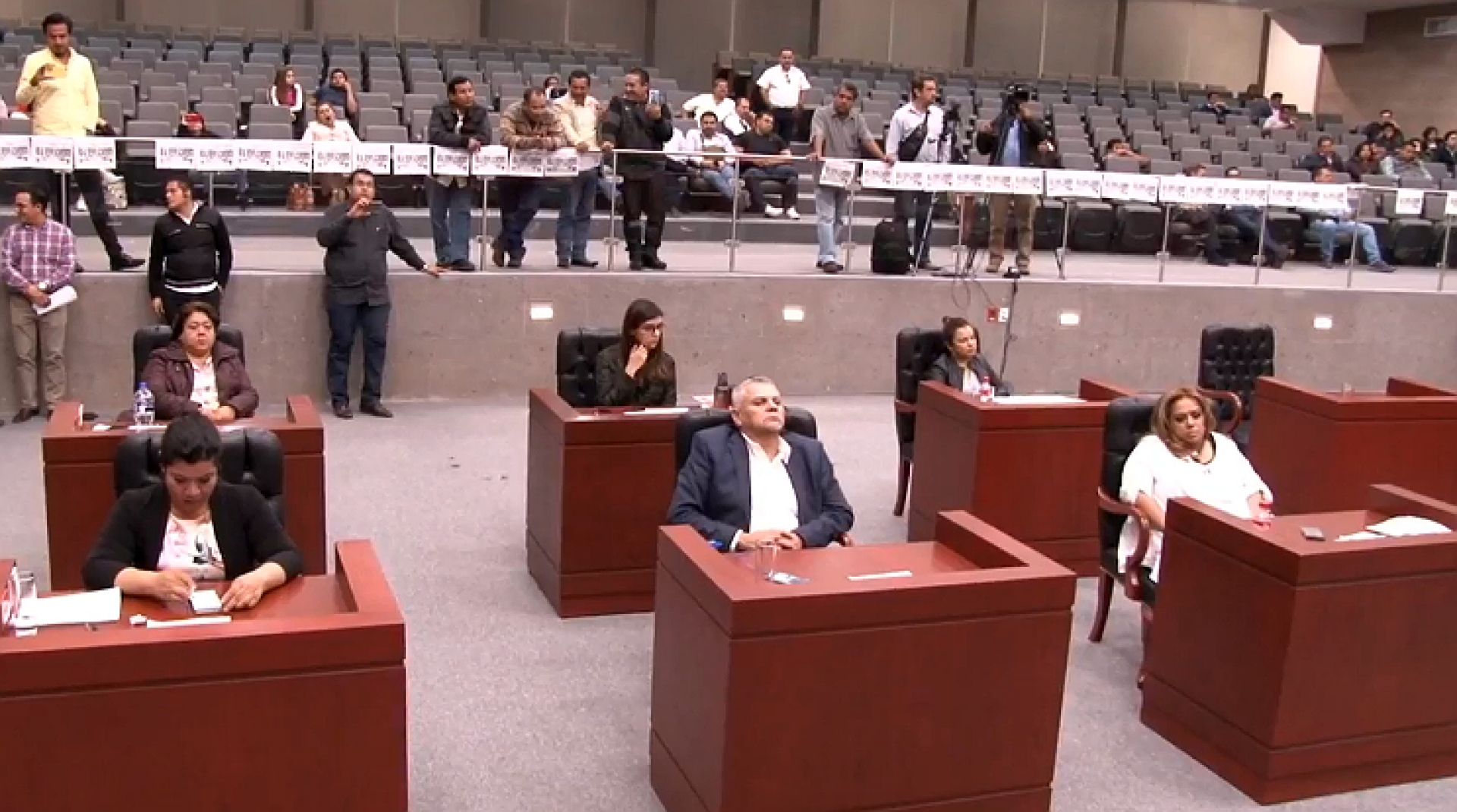 Aprueban 15 legisladores paquete económico 2019