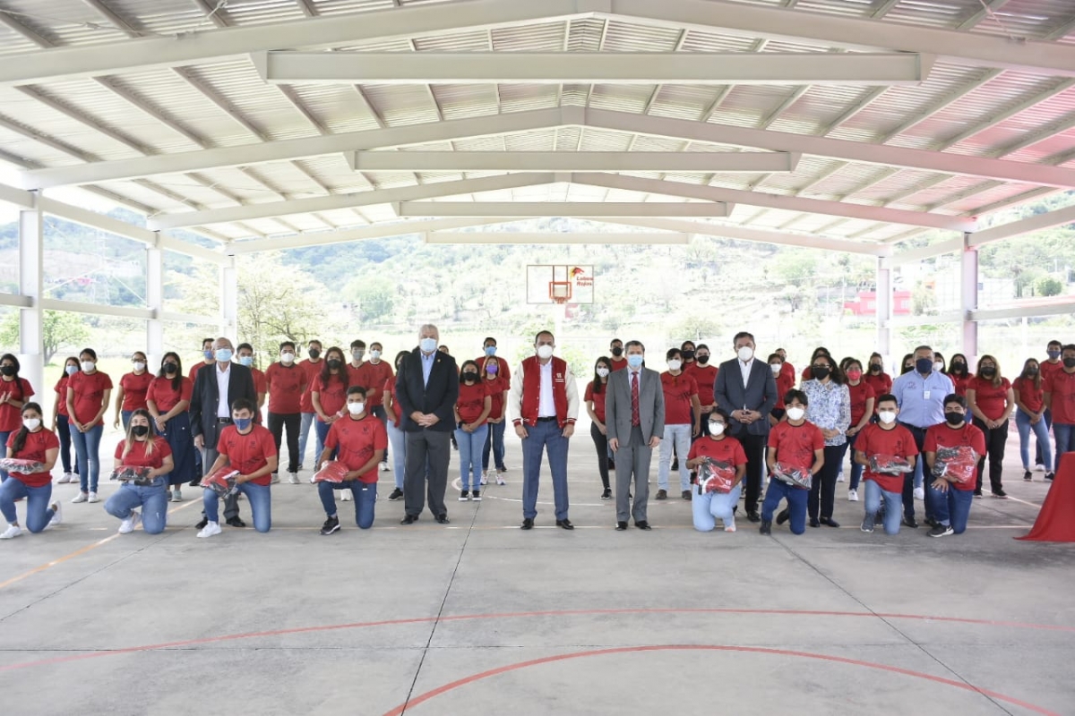 Entrega Cuauhtémoc Blanco obras y mobiliario de cómputo a la Upemor
