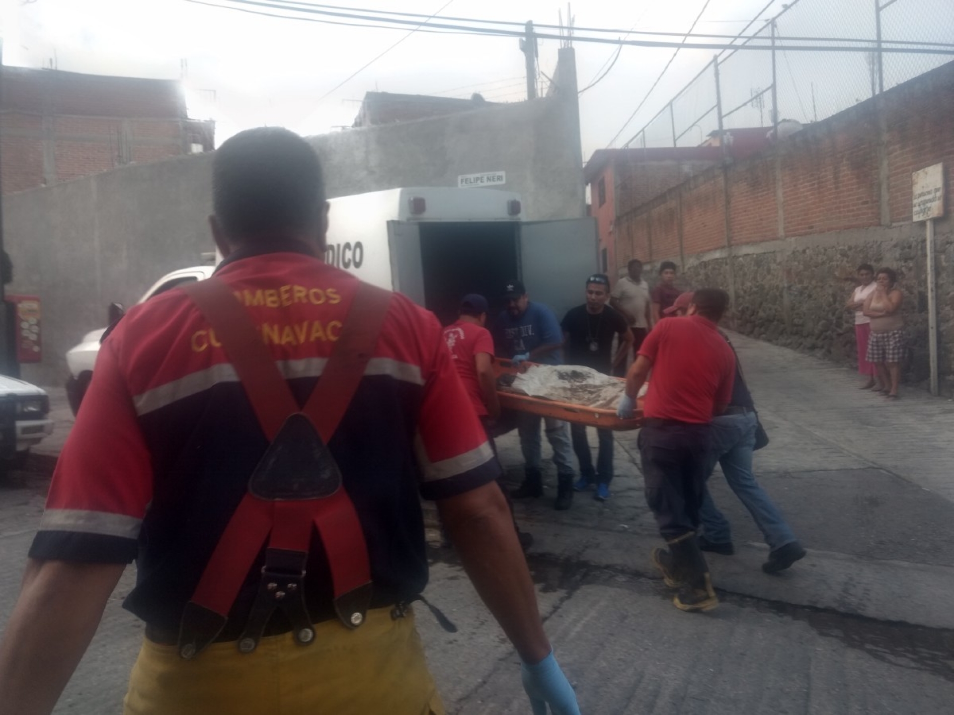 Encuentran un hombre muerto desnudo en una barranca