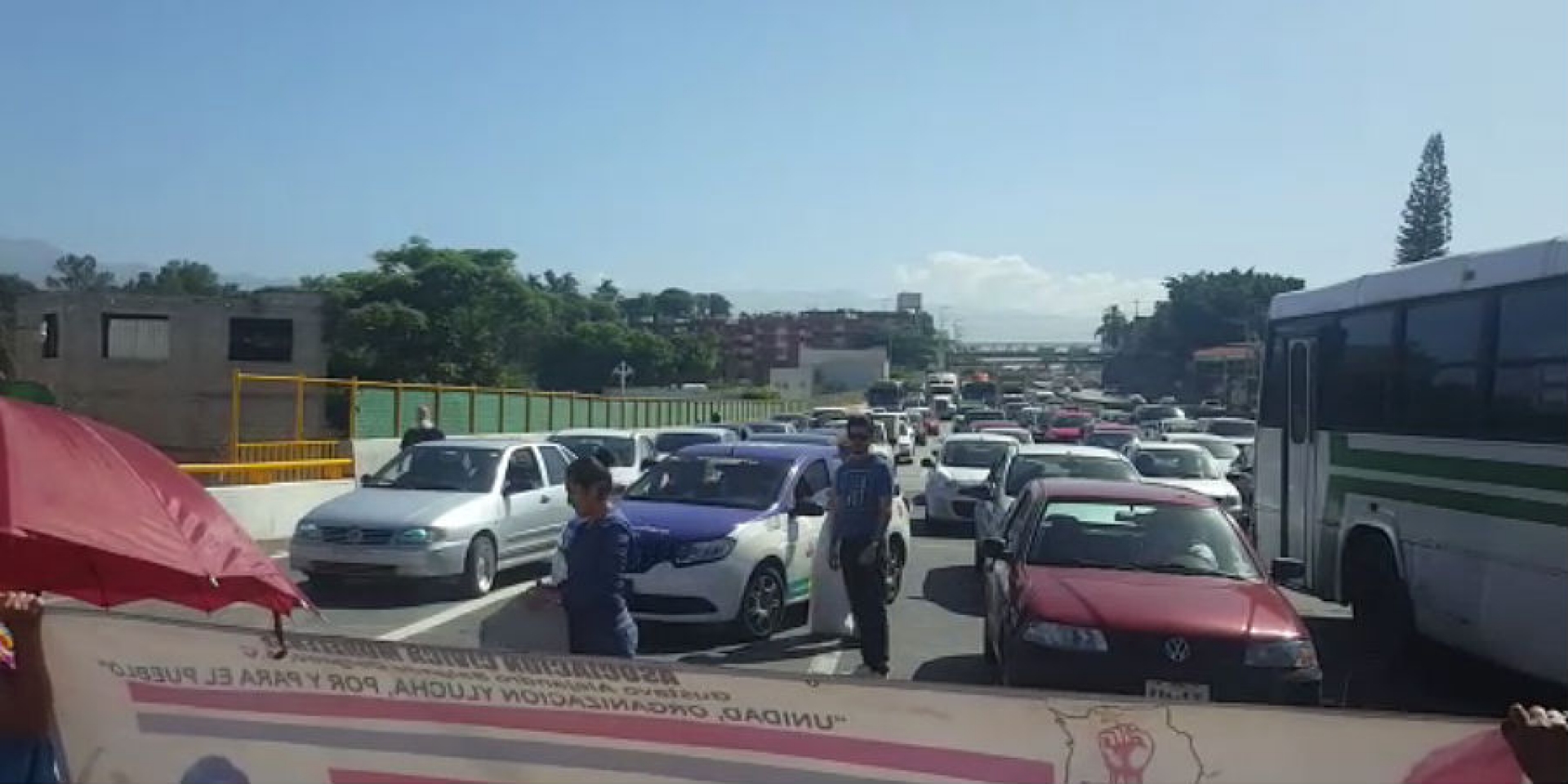 Se manifiesta la Asociación Cívica Morelense en el paso exprés