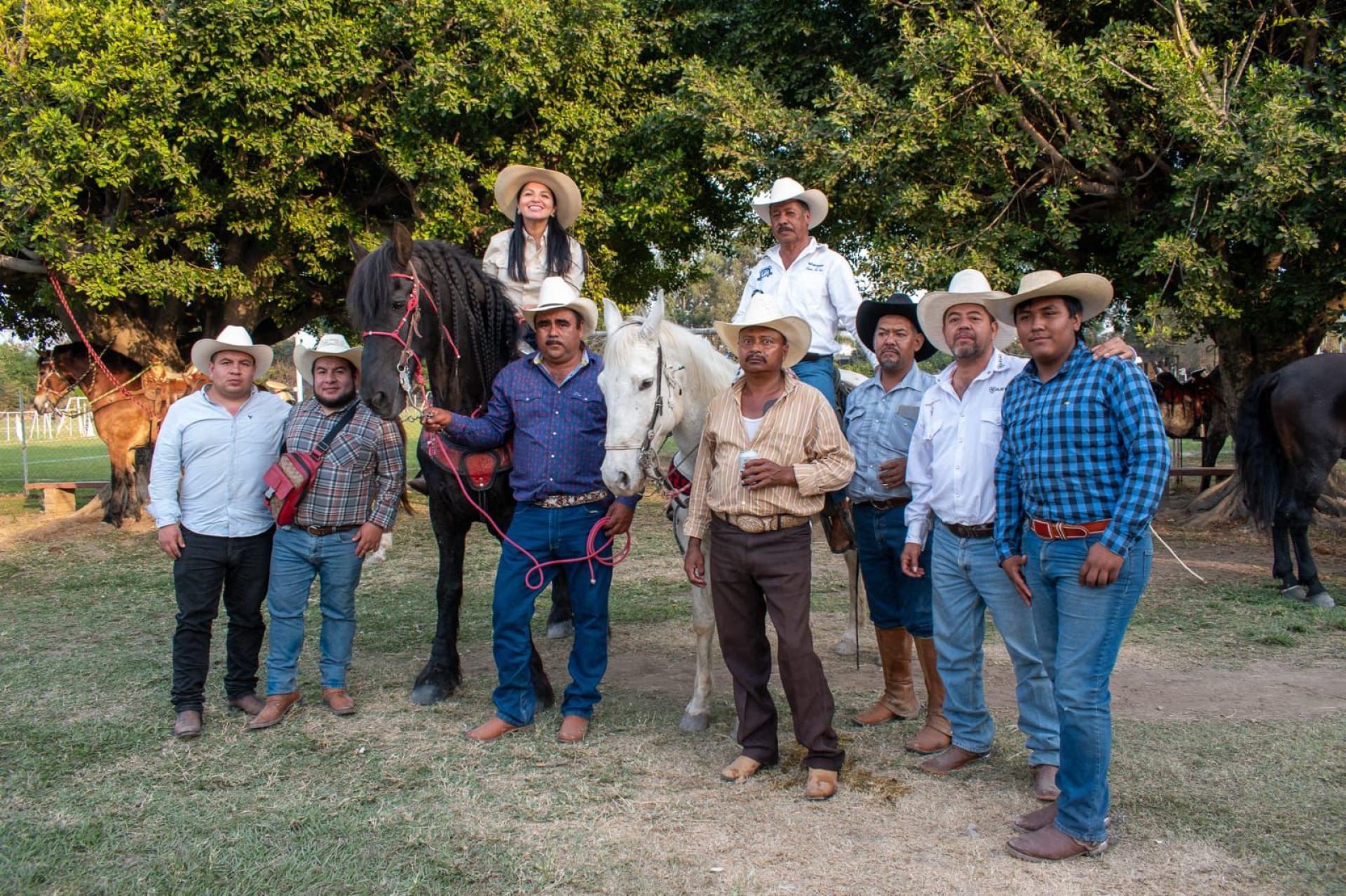 Melissa Montes de Oca participa en cabalgata en honor al Señor de la Expiración en Yautepec