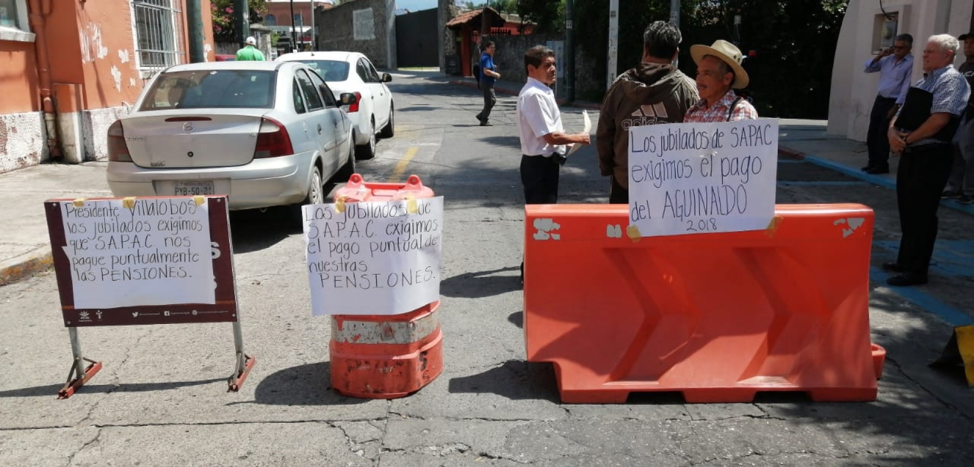Se manifiestan jubilados del SAPAC; exigen el pago de aguinaldo