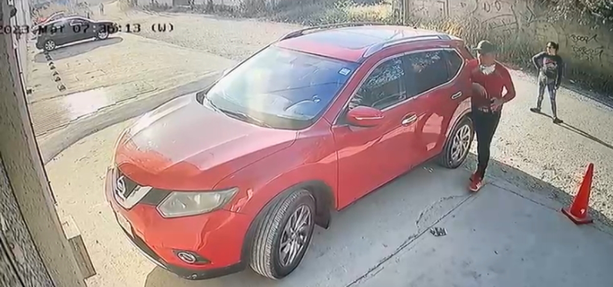 Pareja delincuente roba camioneta en pleno día en Pedregal de Las Fuentes, Jiutepec