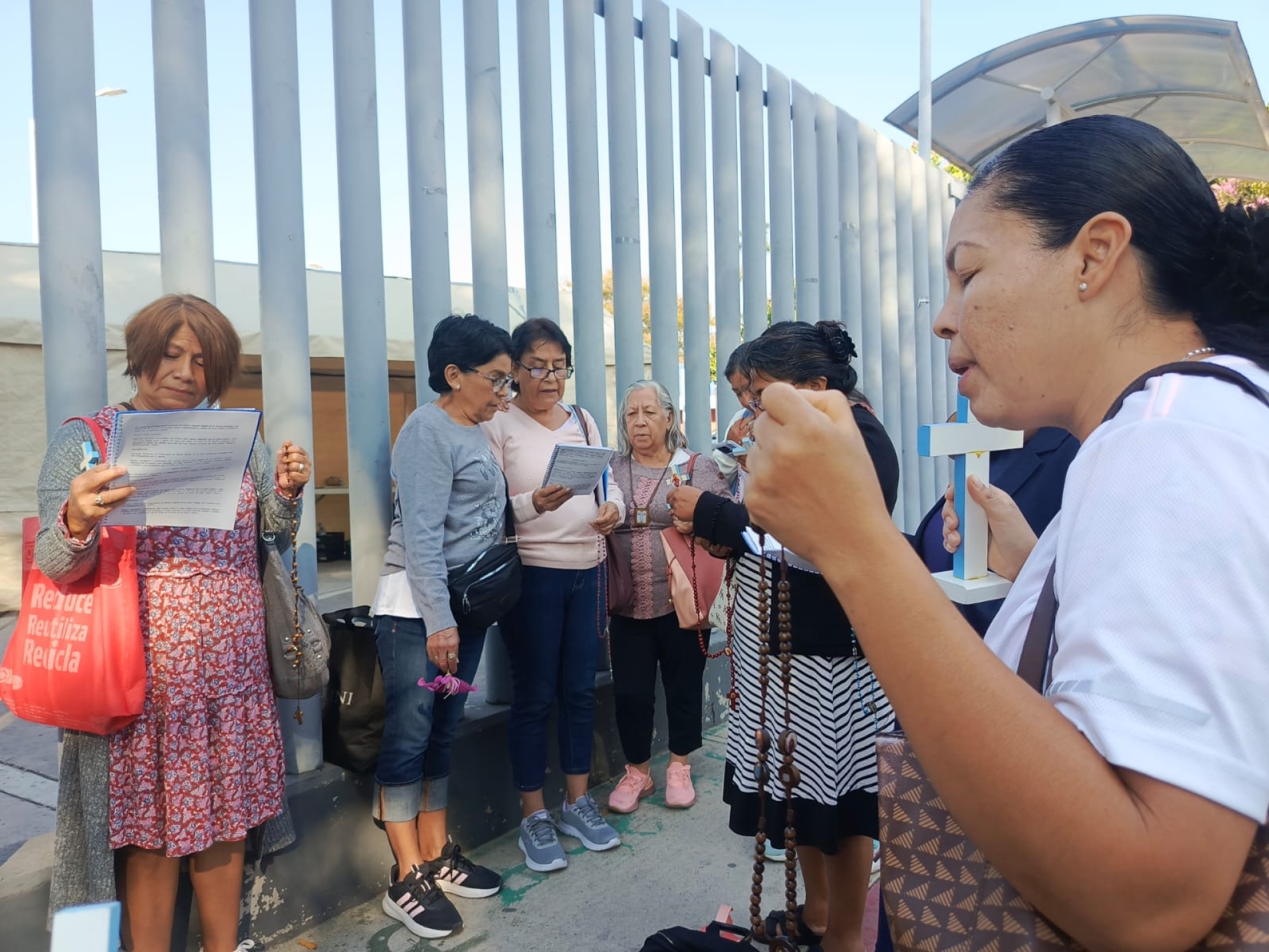 Realizan oración ante Congreso; piden rechazo a iniciativa para despenalizar el aborto