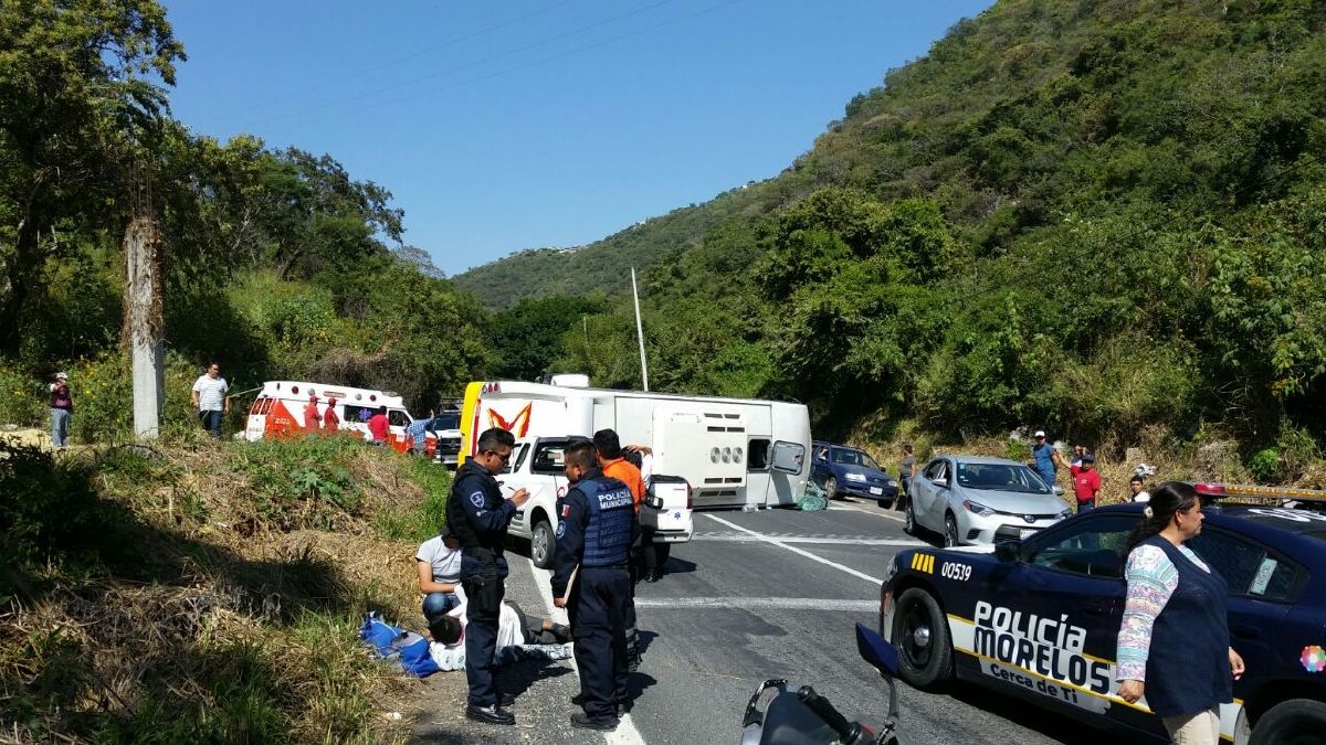 Un autobús volcó en el “Cañón de Lobos”