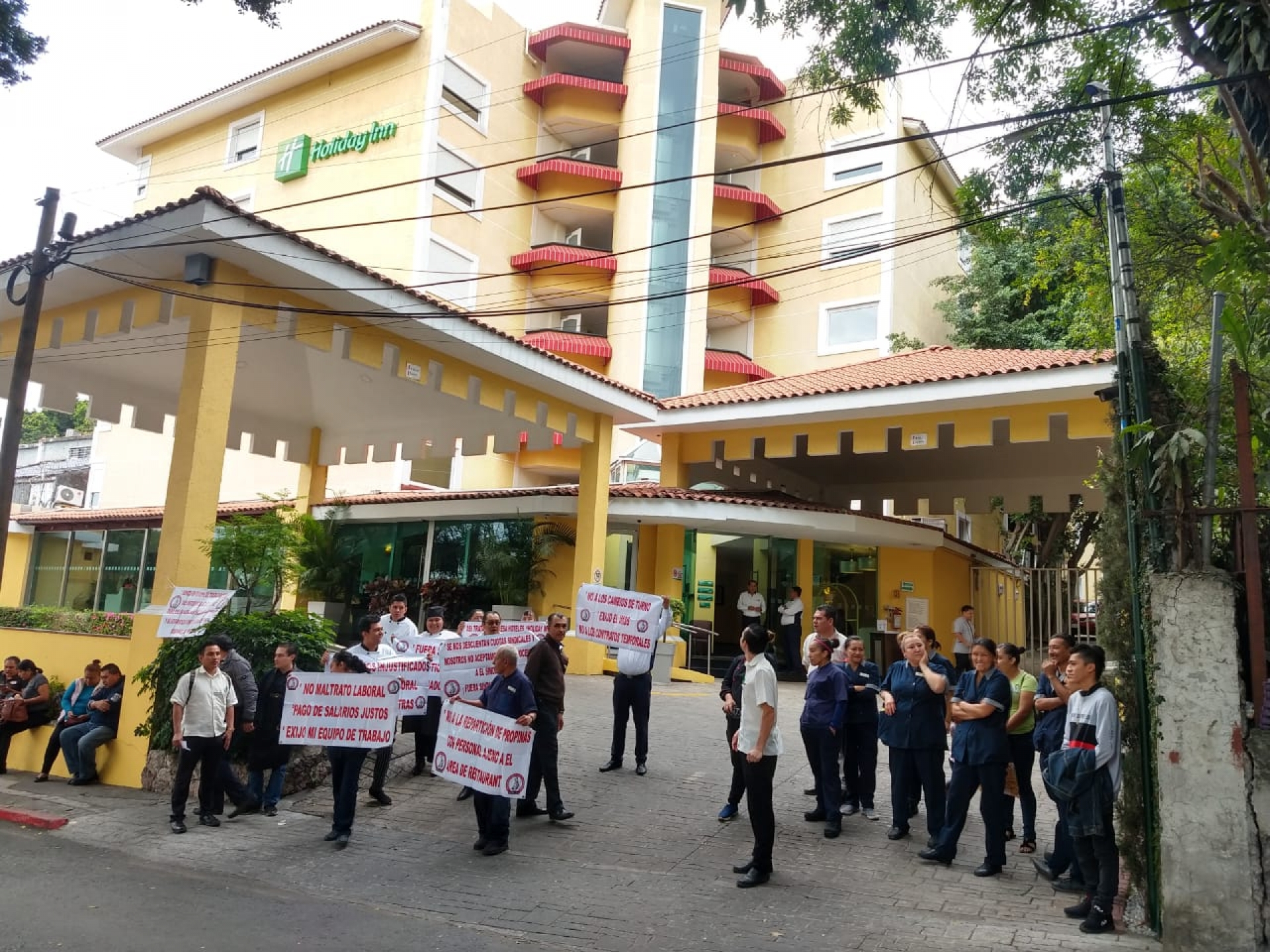 Se manifiestan trabajadores del hotel 'Holiday Inn'