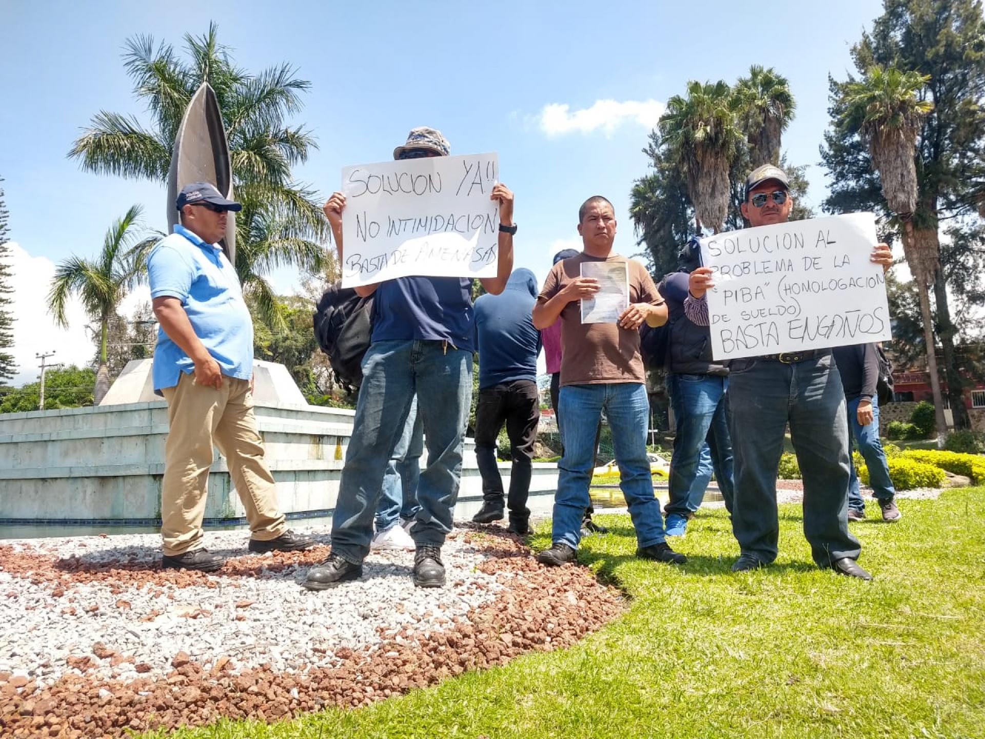 Protestan elementos de la PIBA en la glorieta de la Paloma de la Paz