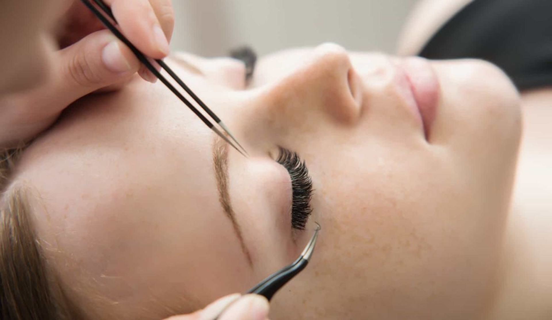 Riesgos del maquillaje de ojos y extensiones de pestañas en la salud ocular