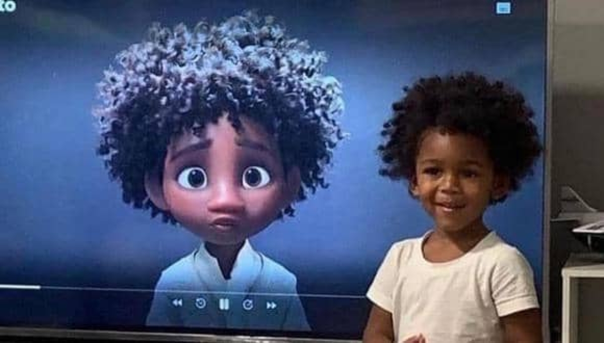 Niño se emociona al ver su parecido con un personaje de "Encanto"