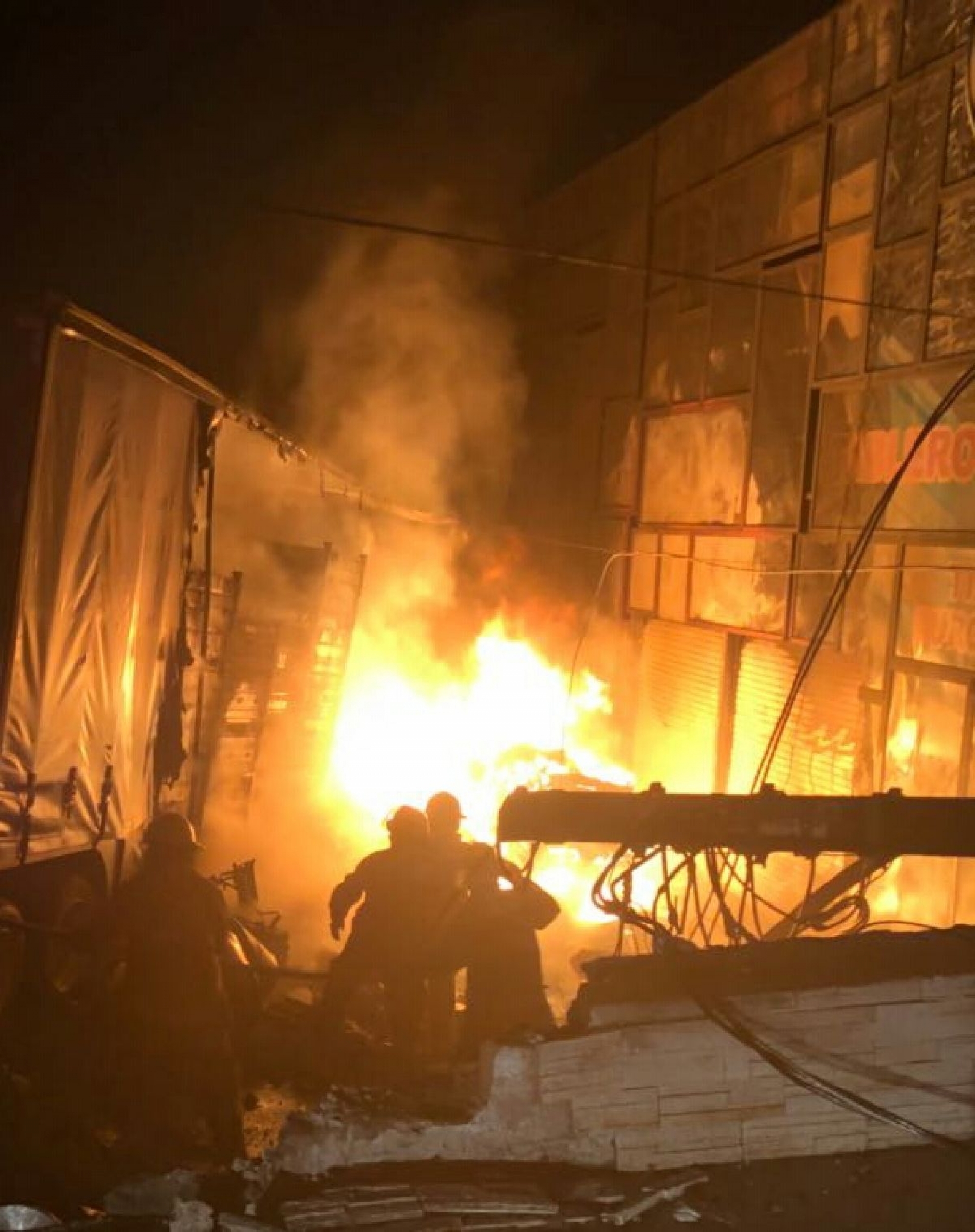 Un tráiler se incendió y causó daños durante un choque
