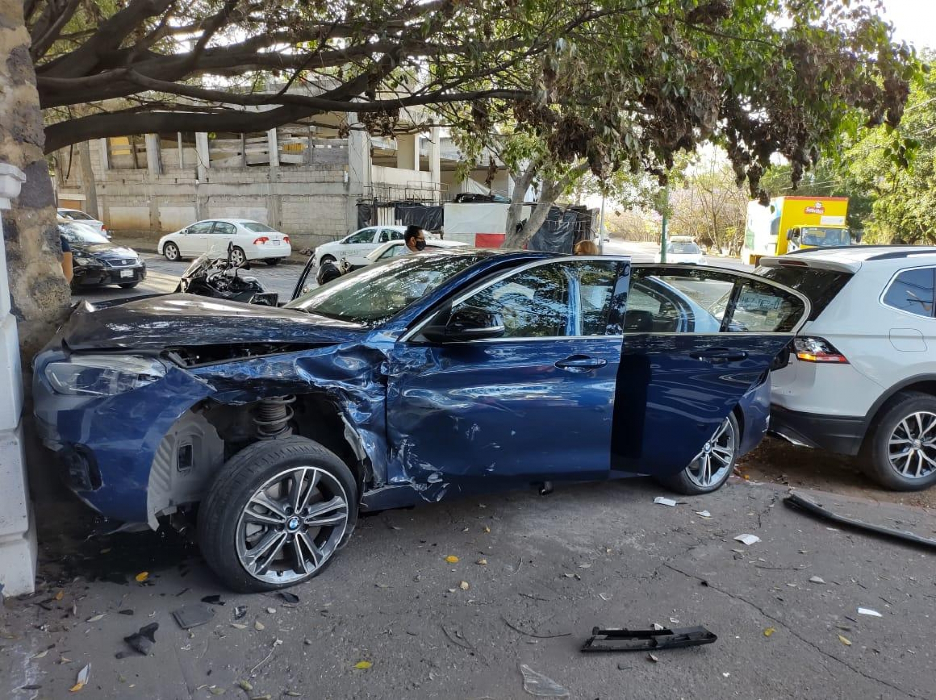 Choque entre dos vehículos en avenida Teopanzolco