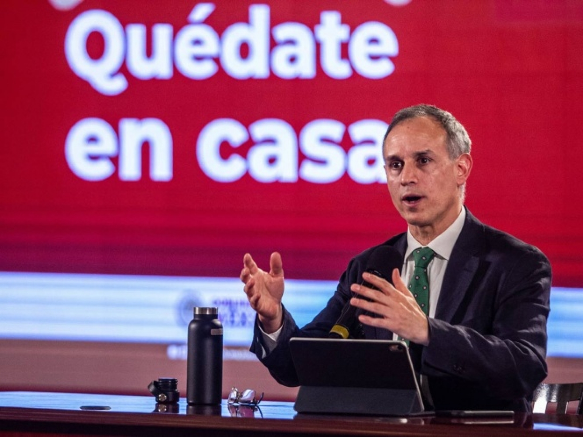 Covid en albercas: esto recomienda López-Gatell