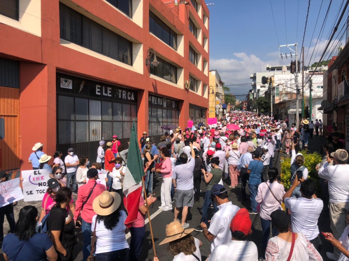 Marchan con el lema 'El INE no se toca' en Cuernavaca