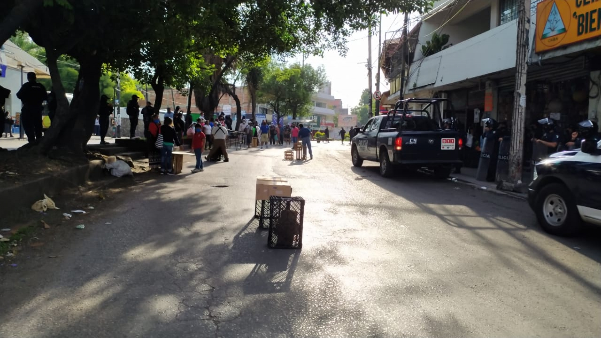 Nuevamente cierran vialidad comerciantes semifijos del circuito del mercado ALM