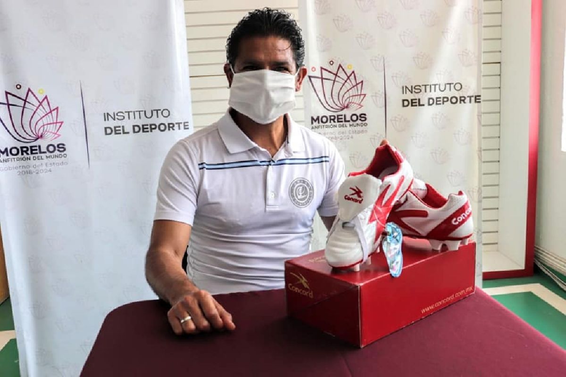 Indem lanza dinámica de dominadas para ganarse un par de zapatos de futbol