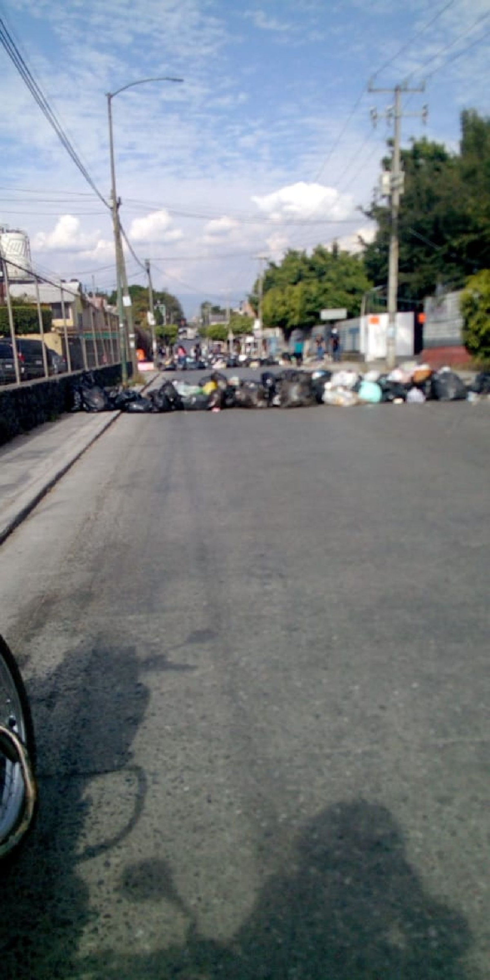 Se movilizan vecinos de Jiutepec ante la acumulación de basura en las calles