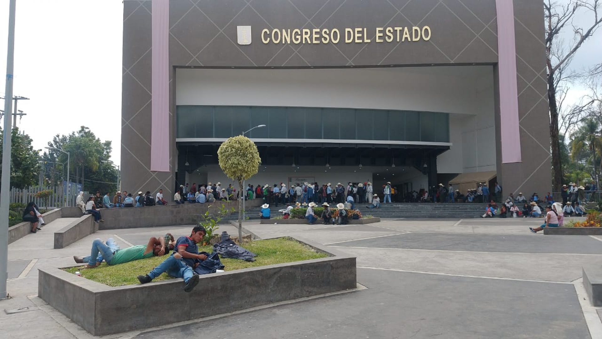 Continúa toma del Congreso; se espera que edil de Tetela del Volcán firme convenio