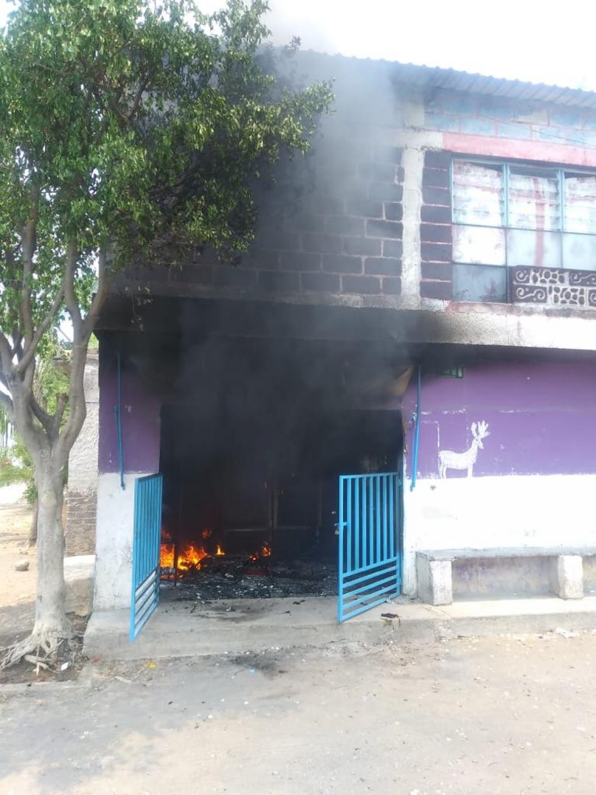 Le prenden fuego a casa donde vendían alcohol adulterado en Telixtac
