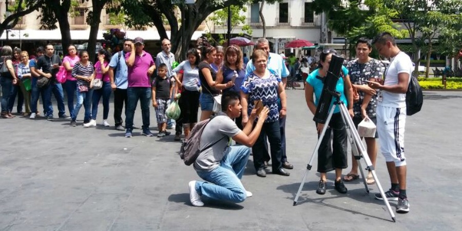 Observan eclipse de sol en el zócalo de Cuernavaca