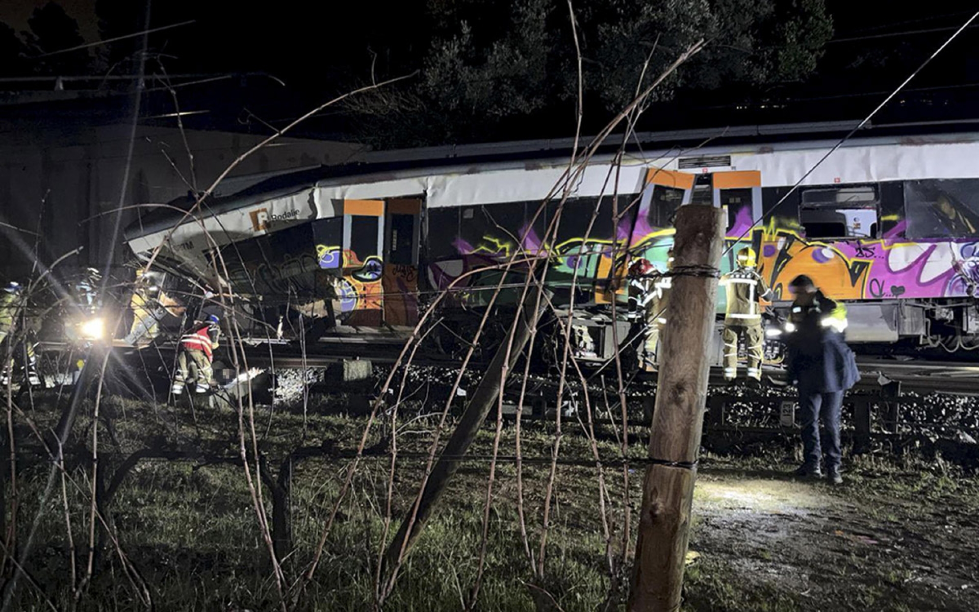 Tren choca con muro en Barcelona dejando un muerto y 37 heridos