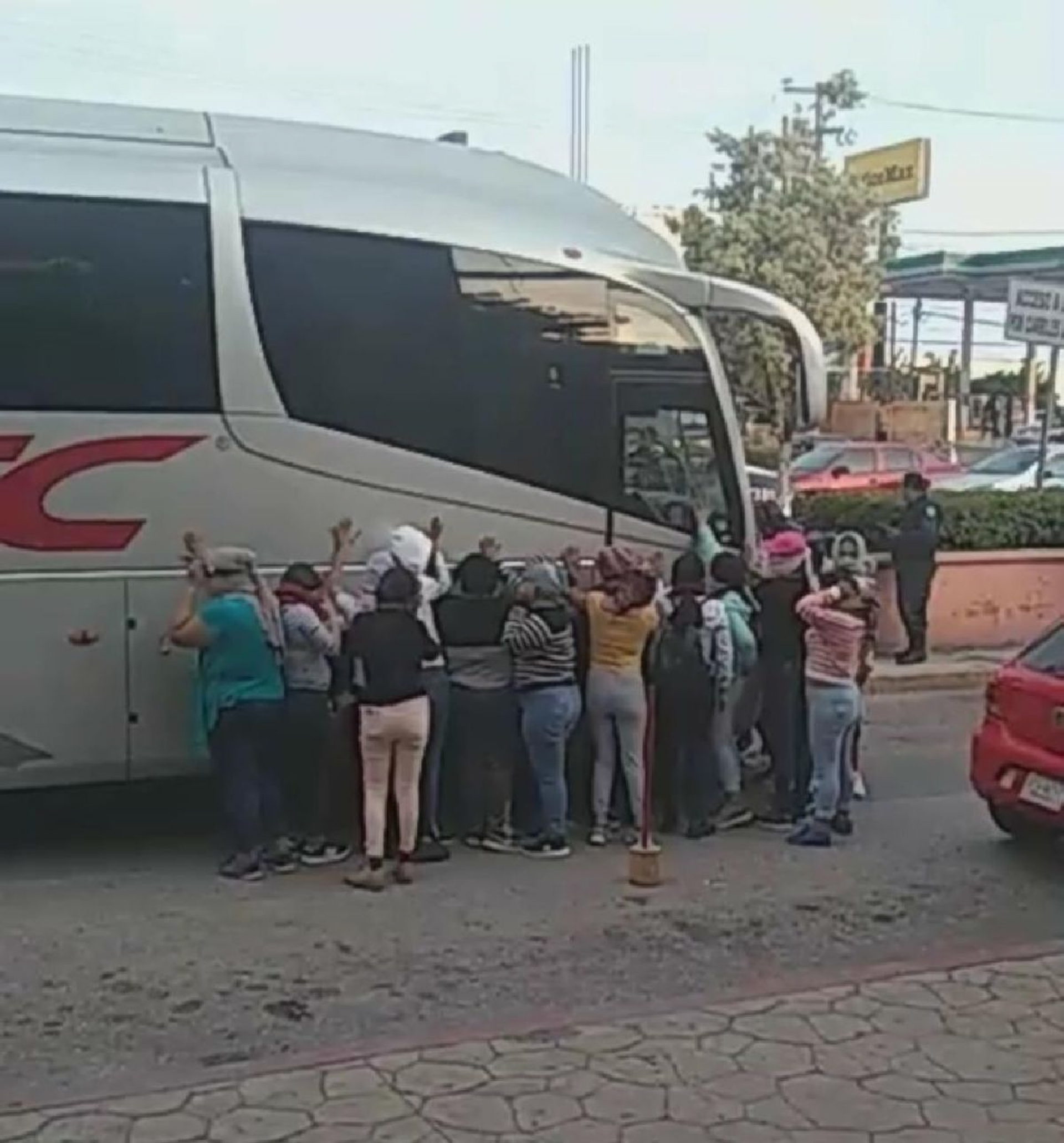Normalistas de Amilcingo intentaron secuestrar autobuses