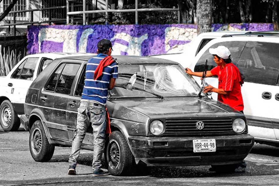 Transportistas aseguran que los limpia-parabrisas son un riesgo