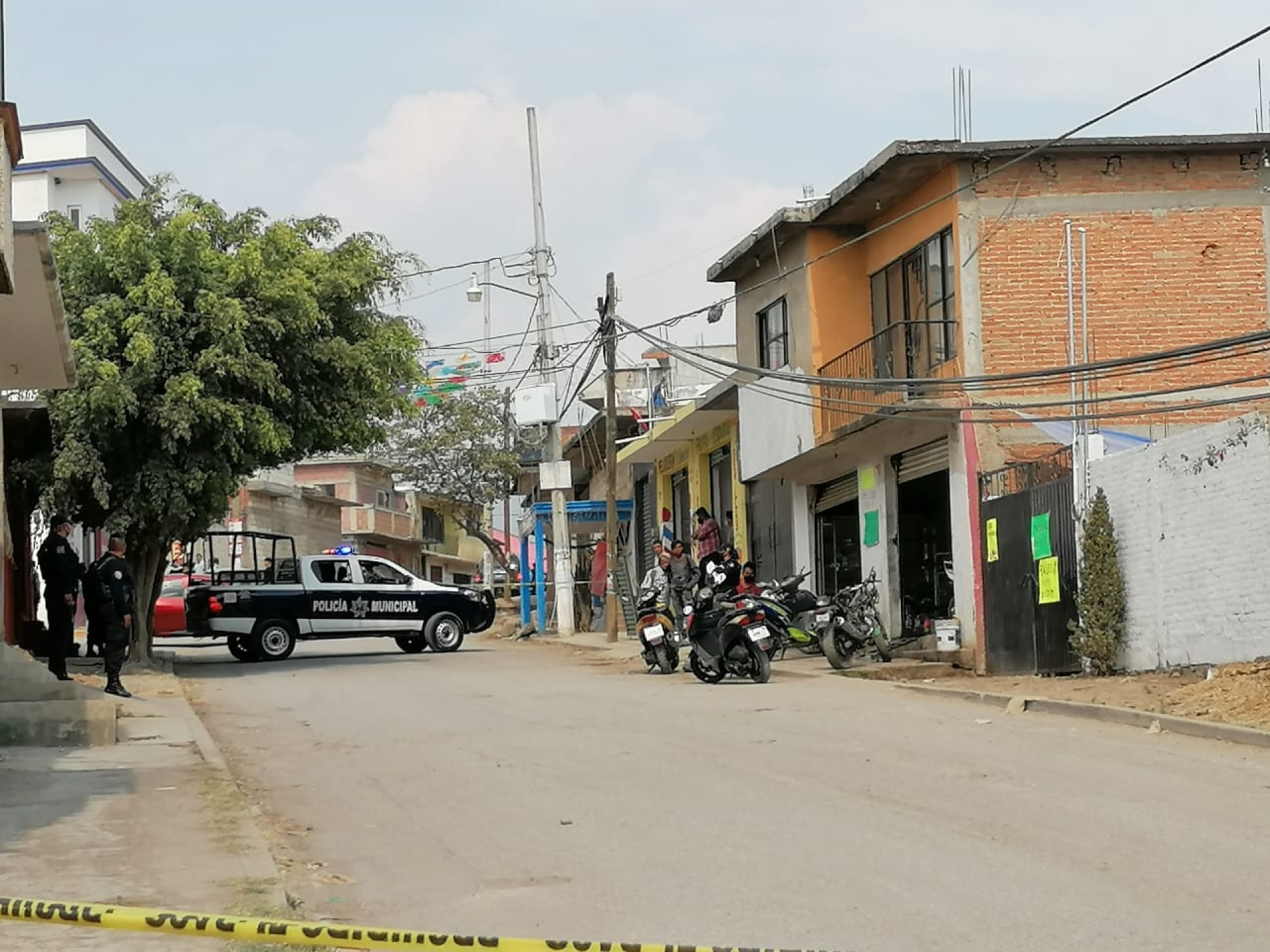 Disparan y hieren a un hombre en un taller de motos, en la colonia Universo