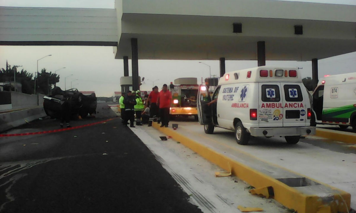Cinco muertos y cuatro heridos, saldo de una volcadura en Oacalco