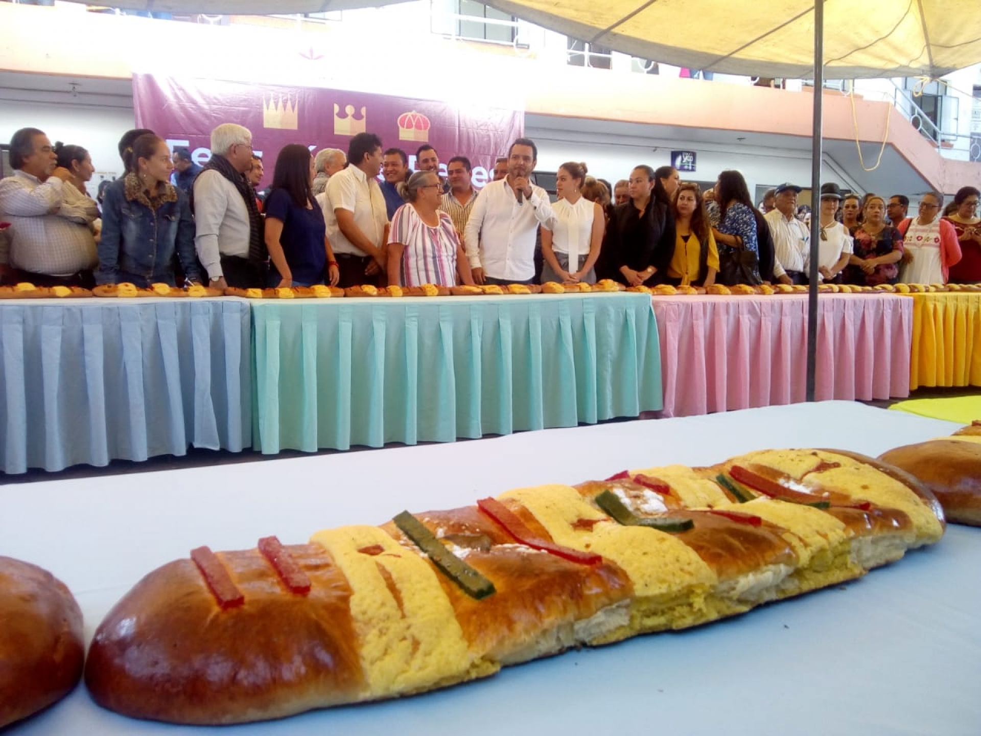 Edil de Cuernavaca parte Rosca de Reyes con trabajadores del ayuntamiento
