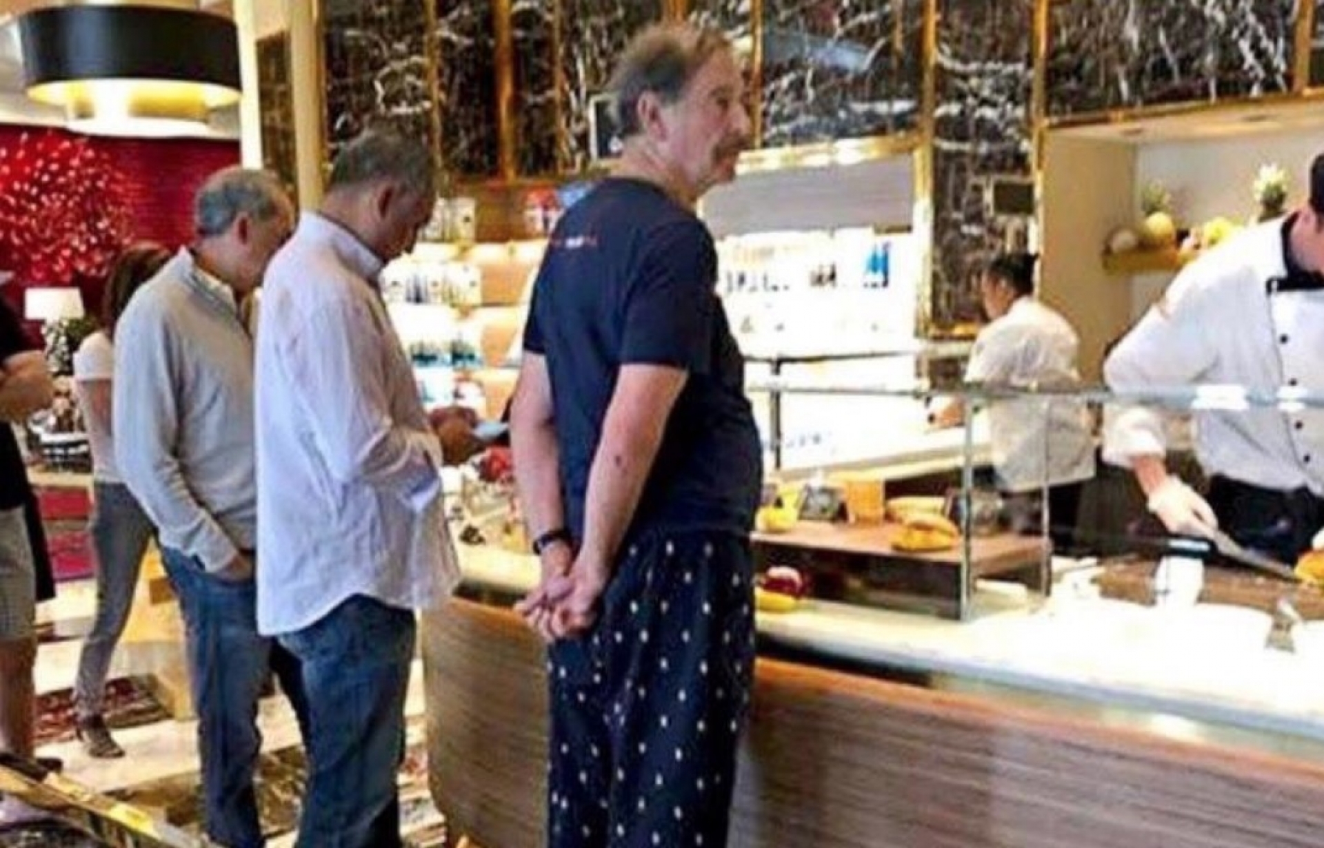¡En pijamas! Fox pasea por hotel de lujo en Las Vegas