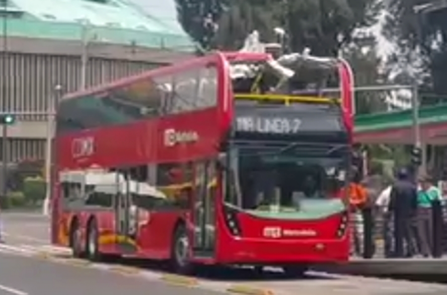 Metrobús 'estilo Londres' choca con el techo de la estación La Villa