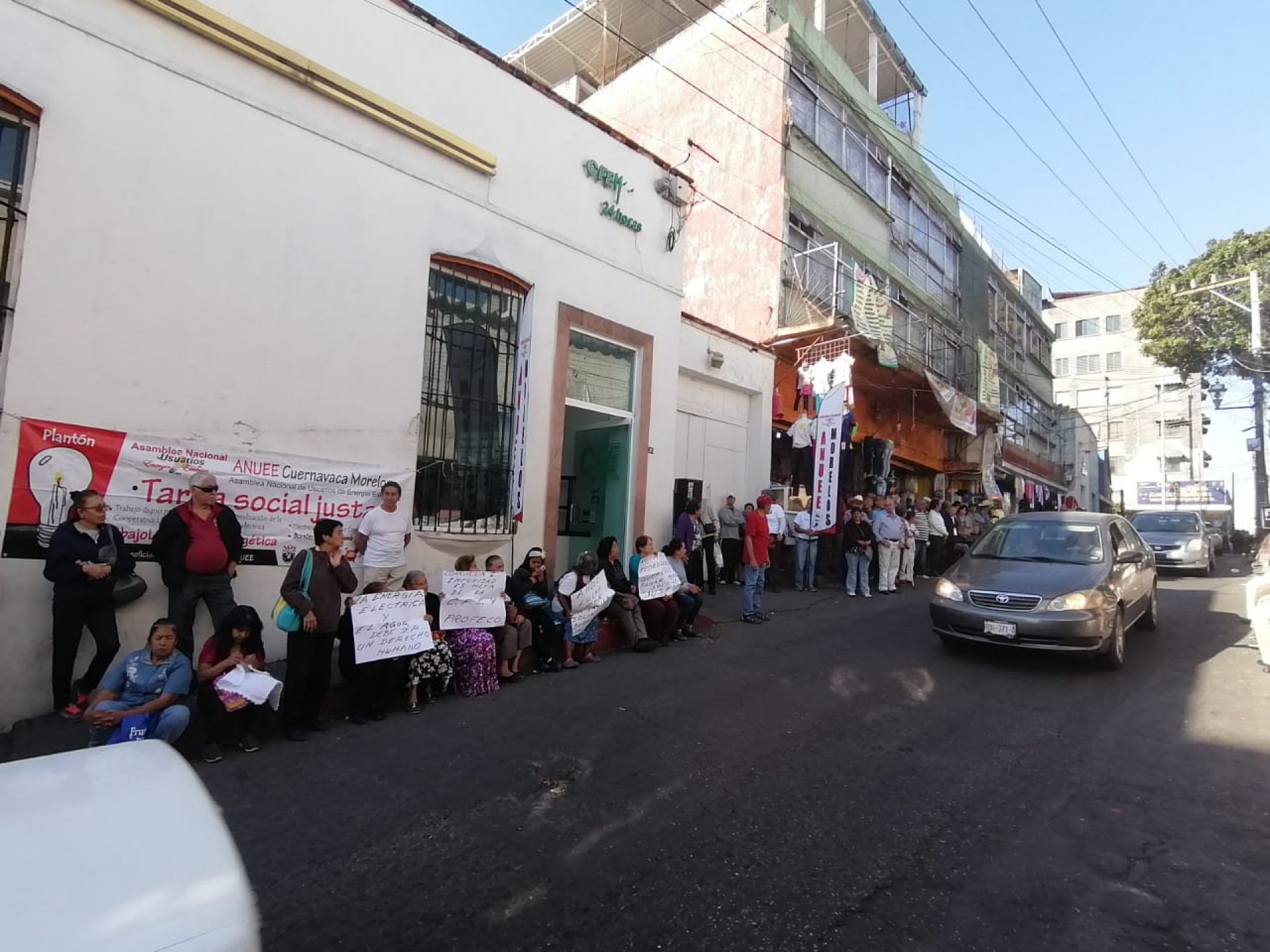 Protesta la ANUEE en oficinas de CFE, en el centro de Cuernavaca