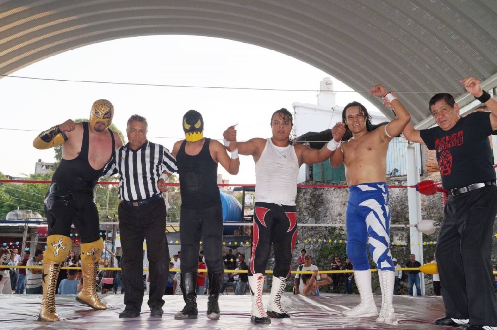 Festejan en grande el día del comerciante con función de lucha libre