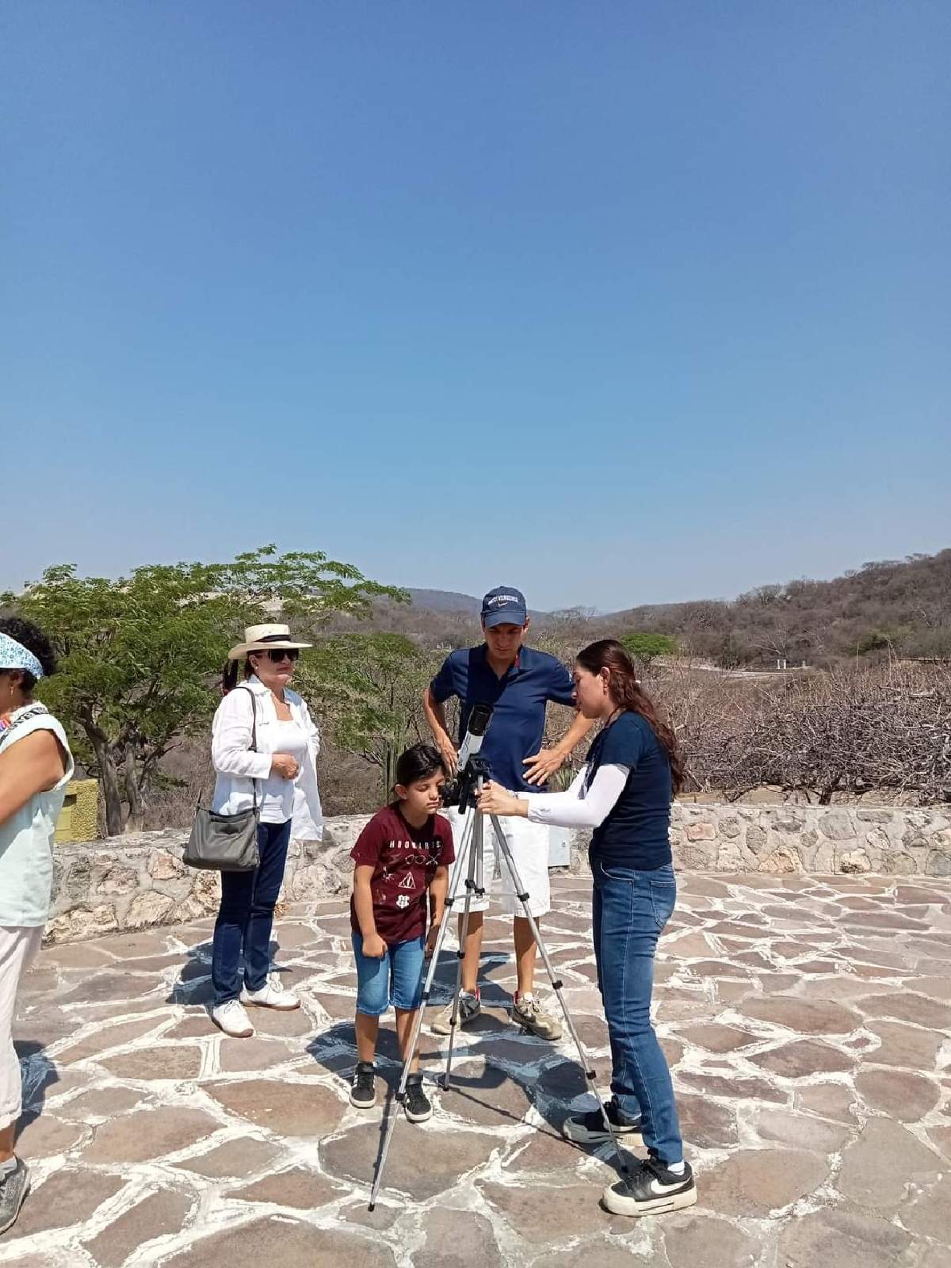 Decenas de personas vieron el eclipse en el Museo de Sitio de Xochicalco
