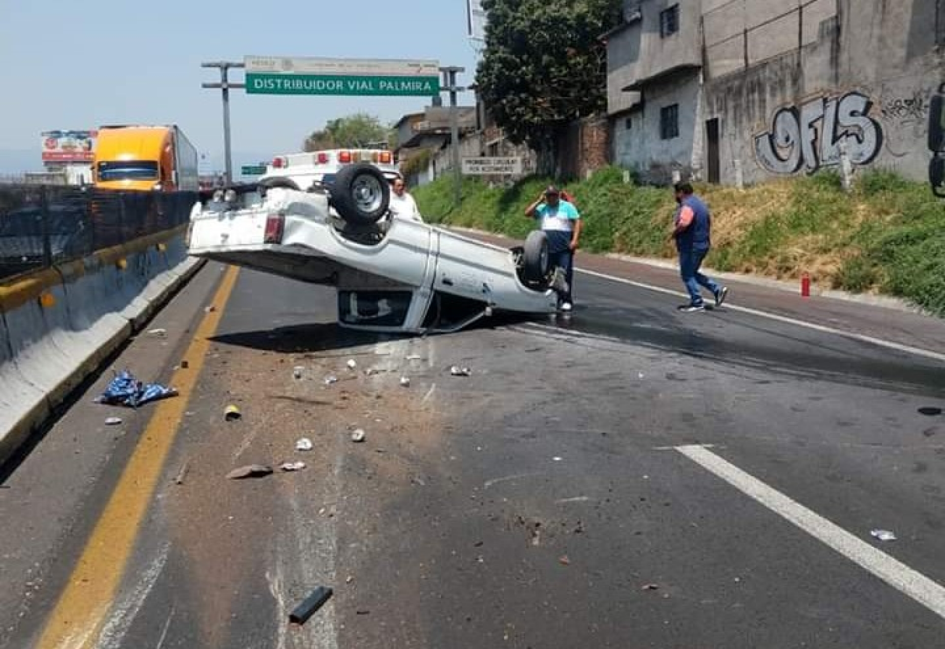Vuelca camioneta en la autopista México-Acapulco