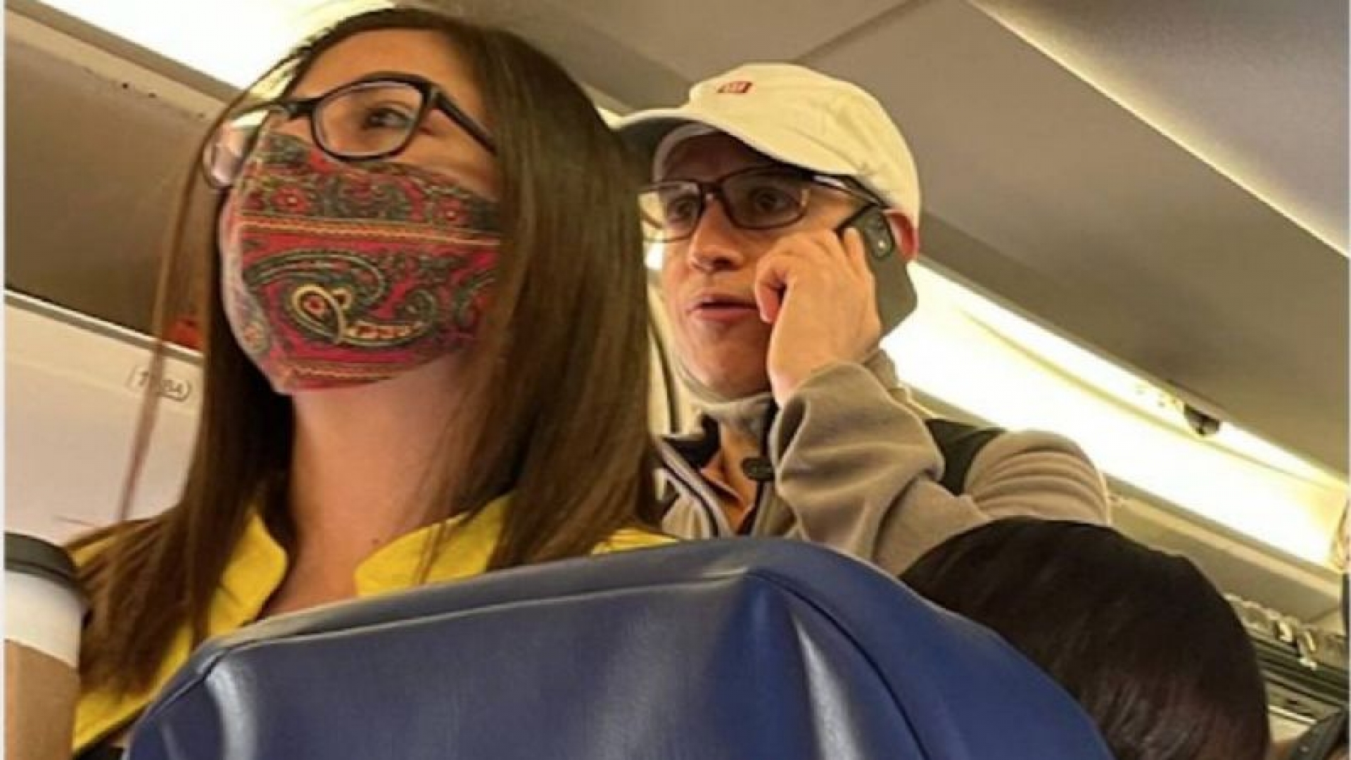 Captan a López-Gatell en un vuelo a Huatulco sin cubrebocas