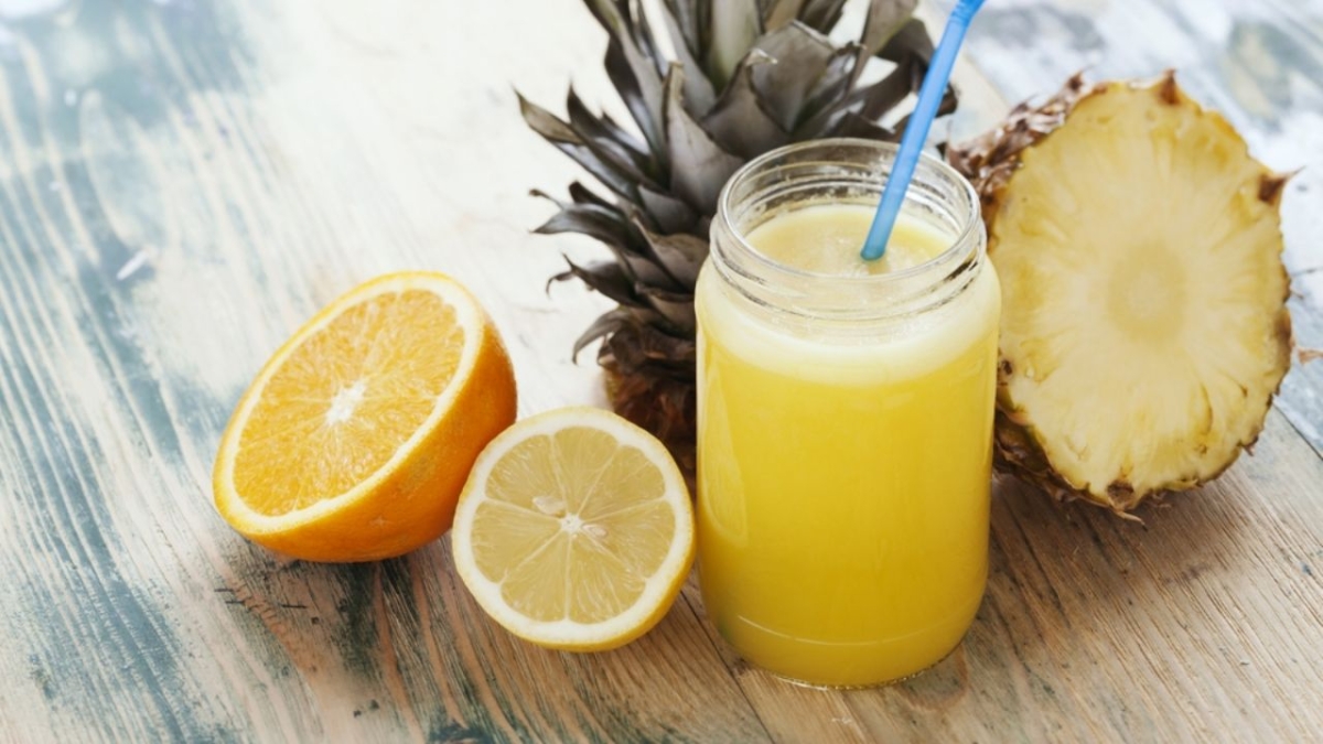 Aprovecha la temporada para preparar una rica agua de naranja con piña