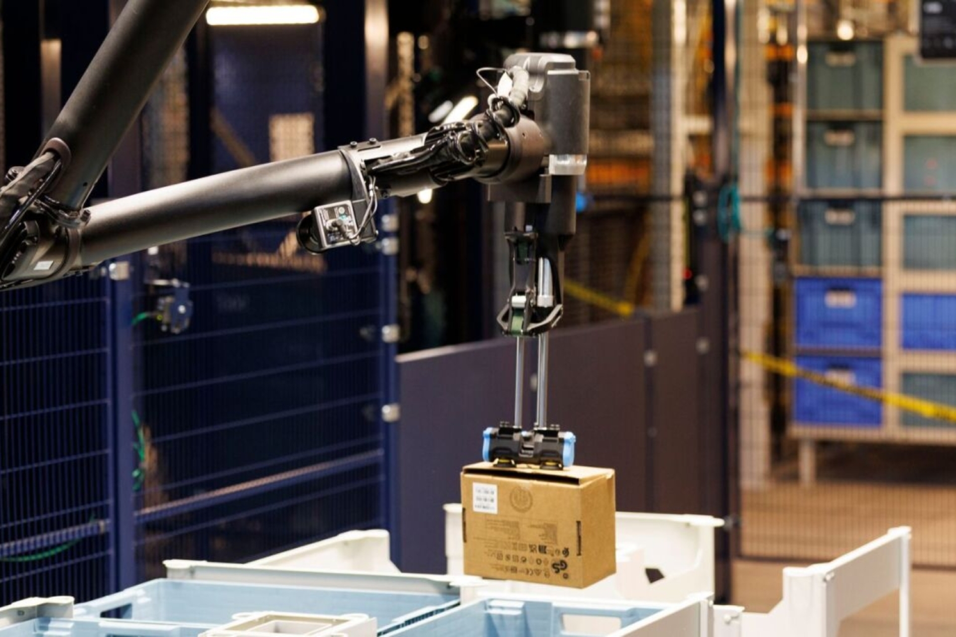Amazon optimiza sus centros logísticos con 'Blue Jay', su nuevo robot