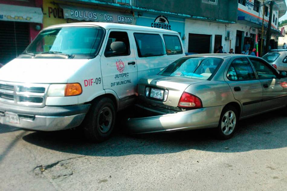 Camioneta del DIF de Jiutepec chocó contra un auto particular